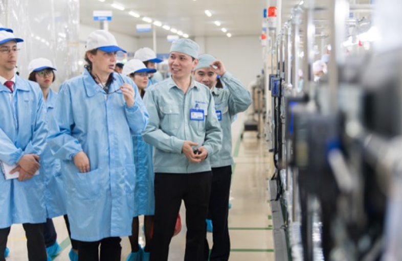 Phó Đại sứ Hoa Kỳ - Caryn R. McClelland thăm Manutronics Việt Nam trong việc thúc đẩy hỗ trợ doanh nghiệp trong khuôn khổ dự án USAID LinkSME.